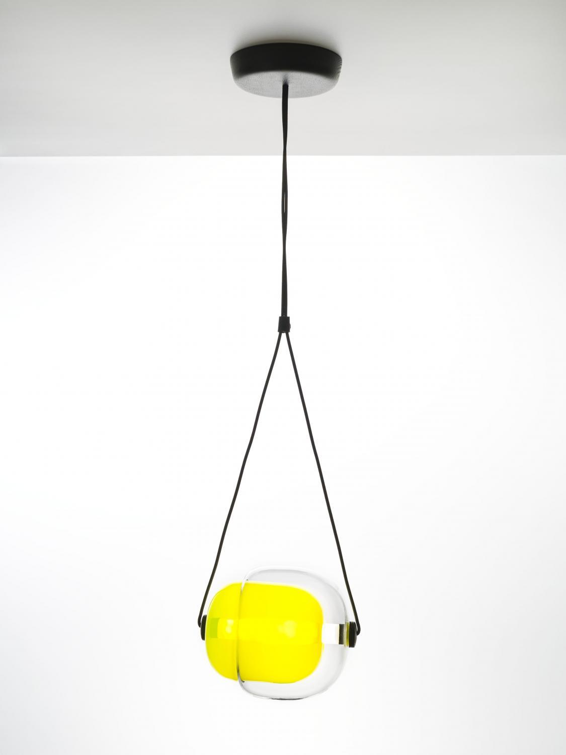Levně Capsula, závěsné svítidlo, vnější čiré + vnitřní žluté sklo / černý kov / čerý kabel 7,5W LED 2700K, šířka 29,5cm - BROKIS A