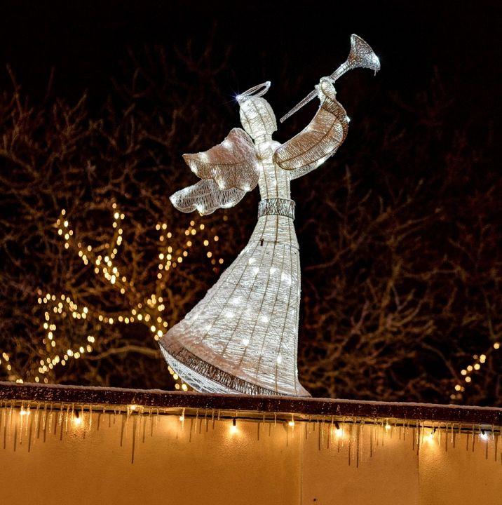 Levně DecoLED Vánoční anděl 122cm ledová bílá